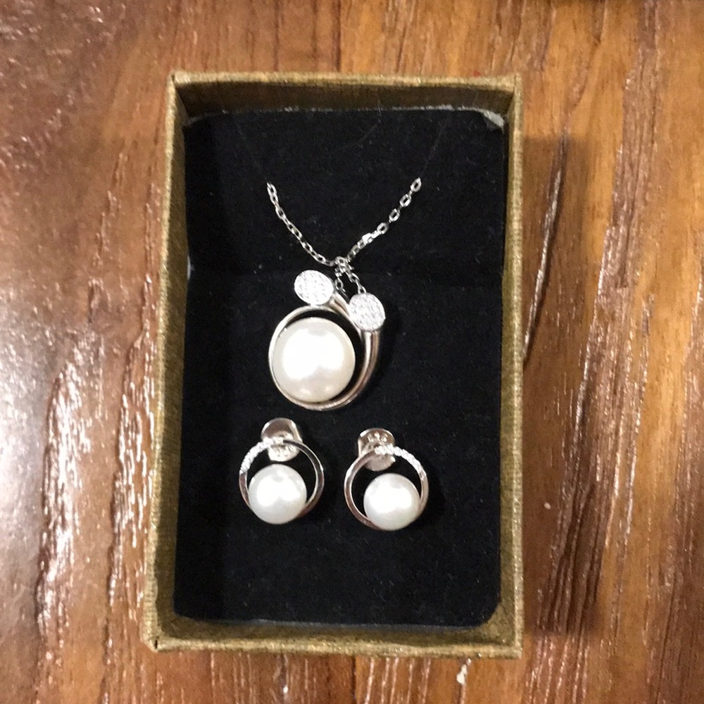 Set of pearl earrings and necklace